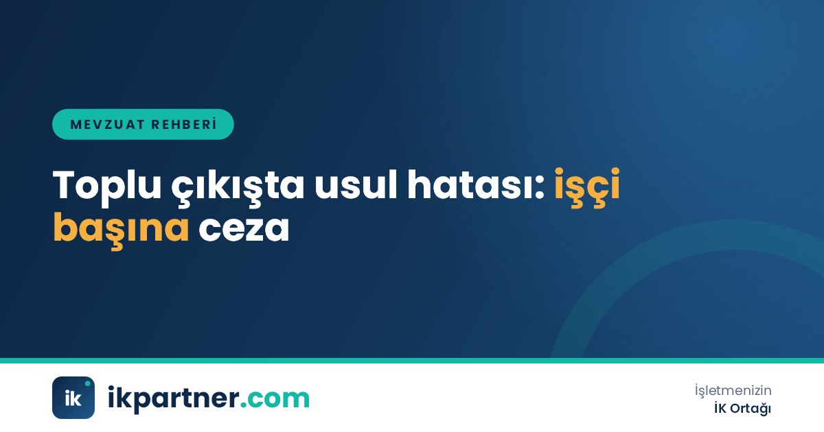 Toplantı masasında bildirim yazıları ve işçi listesi üzerinde çalışan yöneticiler