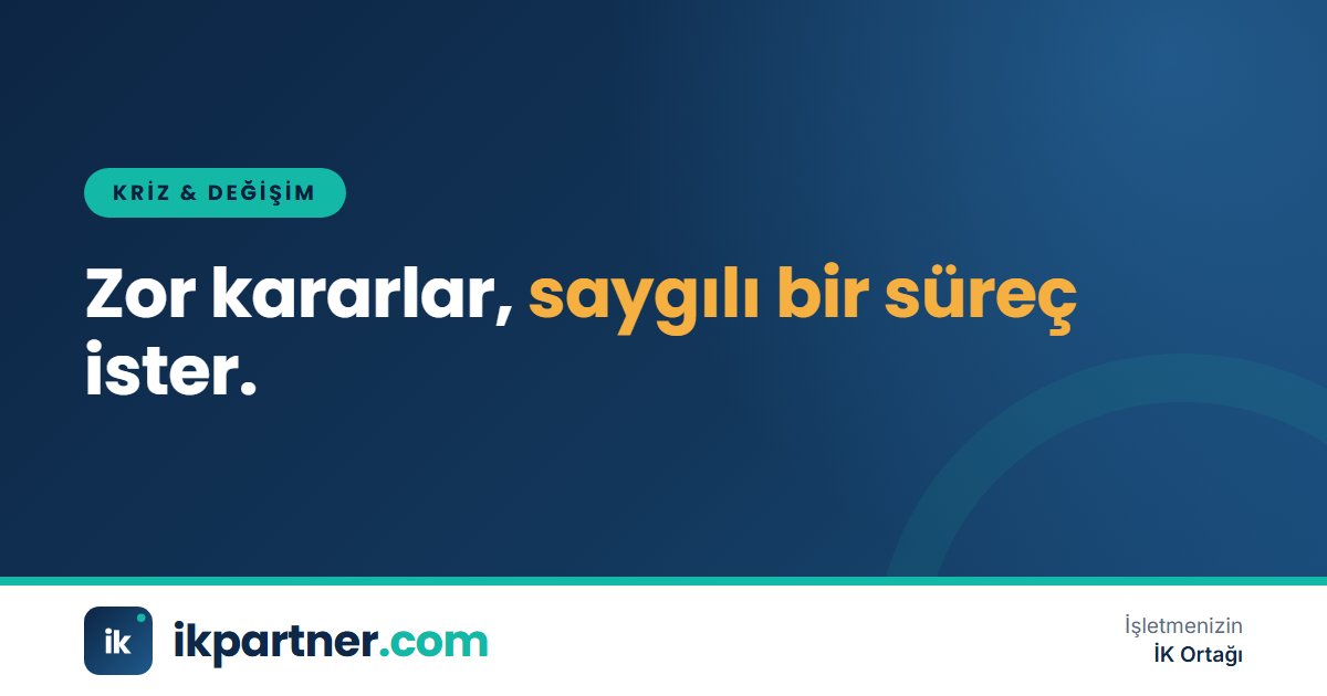 Toplantı odasında ciddi bir ifadeyle dosyaları inceleyen yönetici ve İK uzmanı