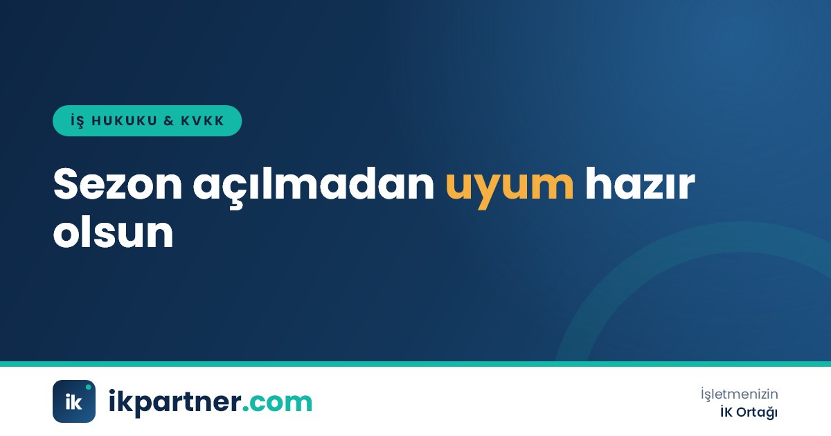 Otel resepsiyonunda misafir karşılayan personel ve lobide valizler