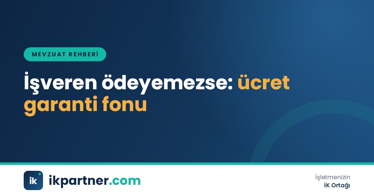 Kapalı bir fabrika kapısının önünde bekleyen çalışanlar ve elinde dosya tutan bir yetkili