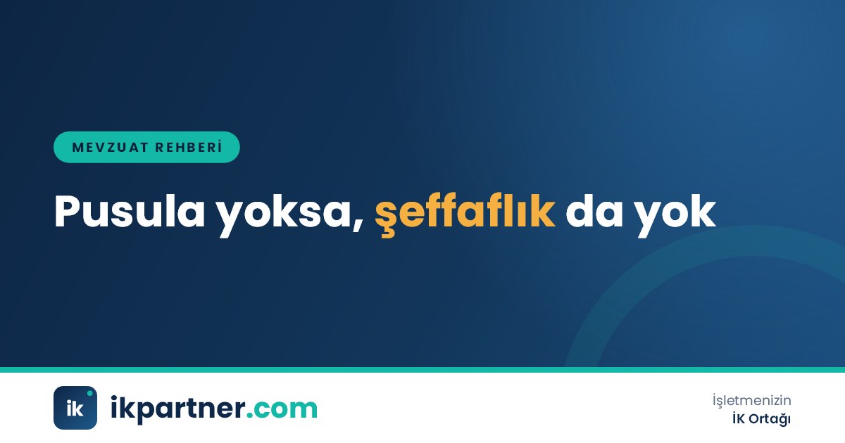 Çalışana teslim edilen ücret hesap pusulası ve bordro dökümü inceleyen İK uzmanı