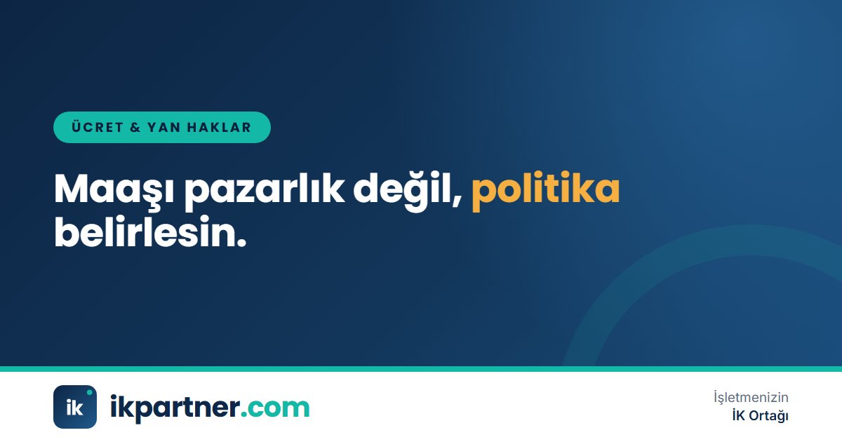 Toplantı masasında ücret politikası taslağını inceleyen İK yöneticisi ve genel müdür