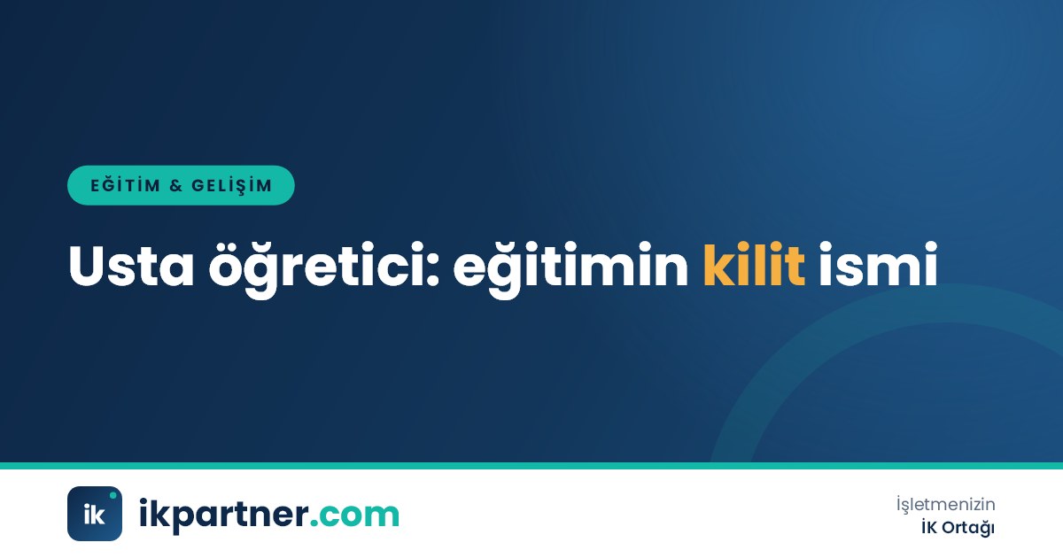 Elektrik panosu başında deneyimli bir ustanın iki öğrenciye bağlantı tekniklerini anlattığı an