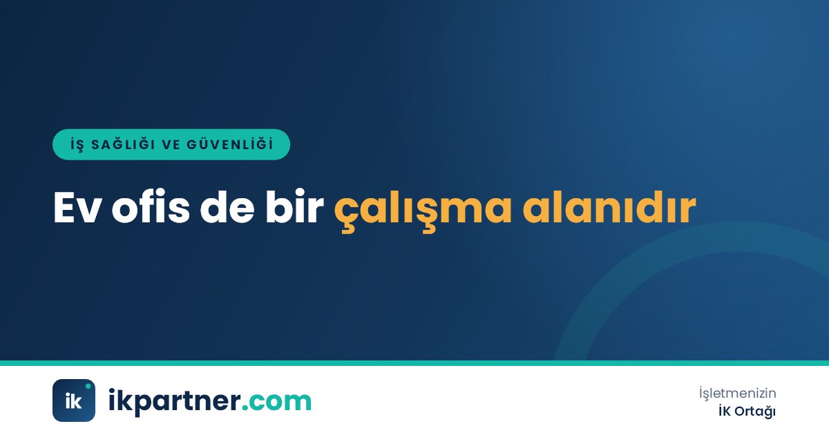 Evde ergonomik masa ve harici monitörle çalışan uzaktan çalışan, yanında not defteri