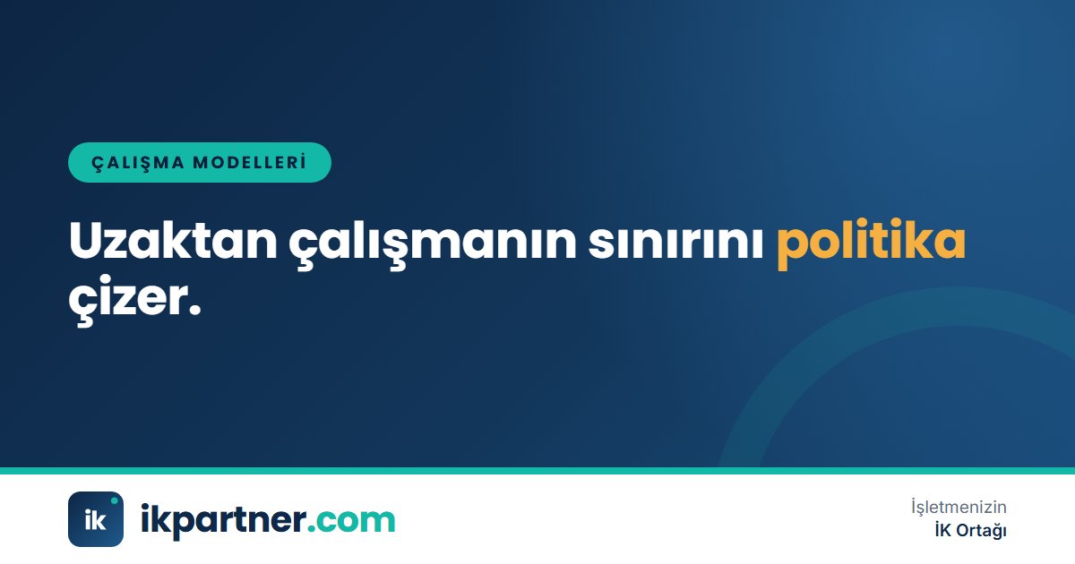 Evden dizüstü bilgisayarla çalışan bir çalışan ve masada yazılı politika dokümanı