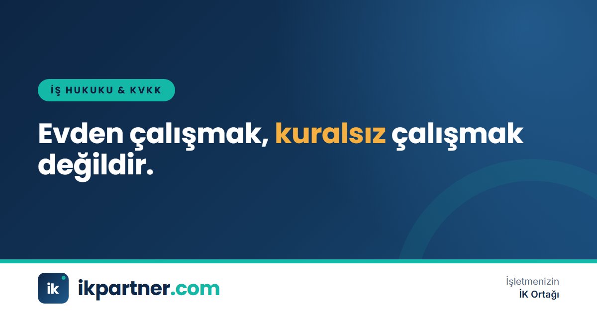 Evde dizüstü bilgisayarla çalışan bir çalışan ve masadaki uzaktan çalışma sözleşmesi