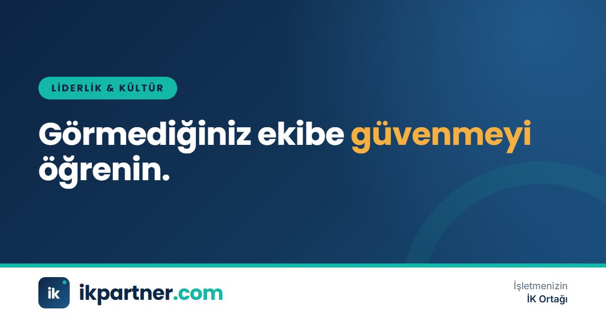 Dizüstü bilgisayarında görüntülü toplantıyla dağınık ekibini yöneten bir yönetici