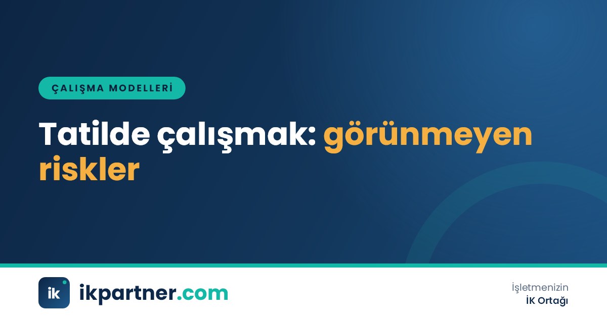 Sahil kenarında dizüstü bilgisayarla çalışan kişi ve yanında pasaport ile onay formu