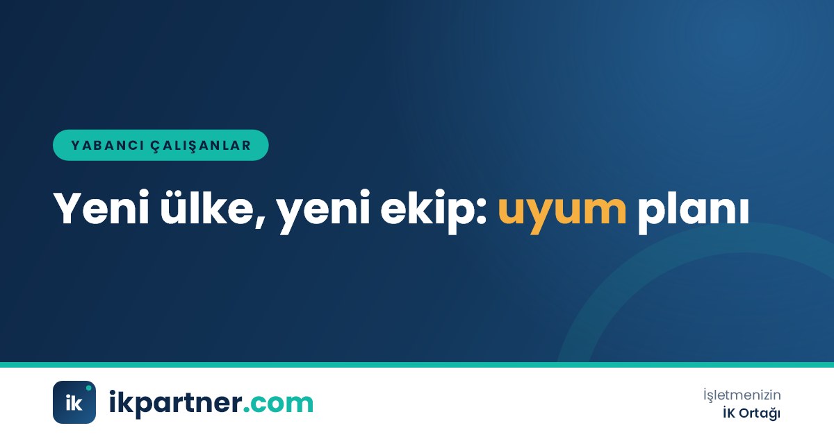 Farklı ülkelerden çalışanların ofiste tanışma toplantısında sohbet ettiği karşılama anı görseli