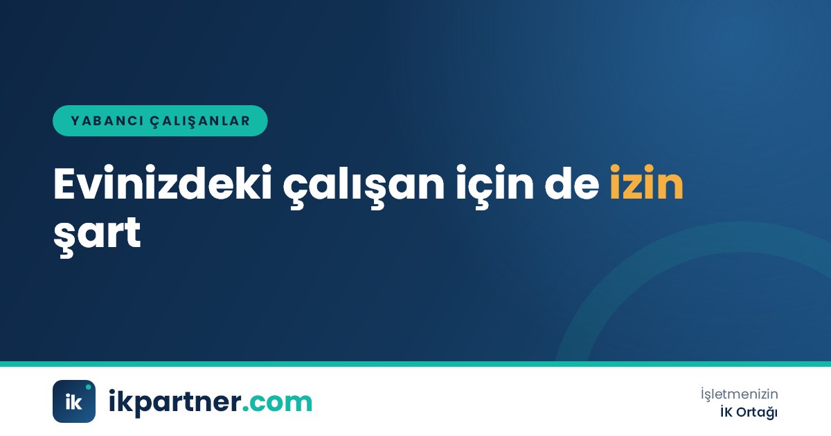 Aile evinde yaşlı bir kişiye bakım veren ev çalışanının sıcak bir anını gösteren görsel