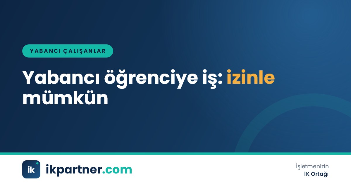 Üniversite kampüsünde dizüstü bilgisayarıyla çalışan uluslararası öğrenci görseli