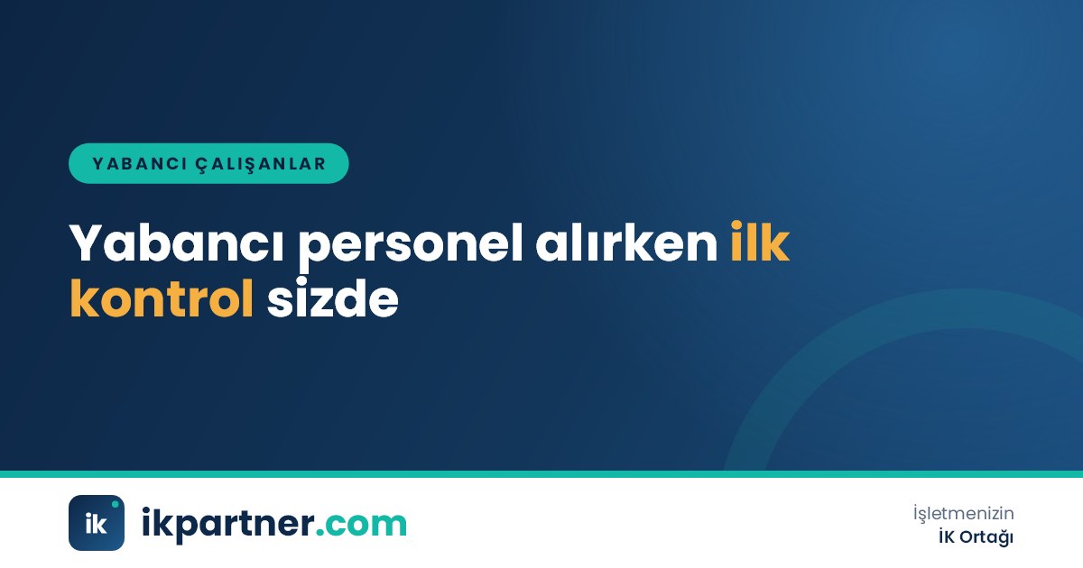 İK uzmanının yabancı aday dosyasını kontrol listesiyle karşılaştırdığı ofis görseli