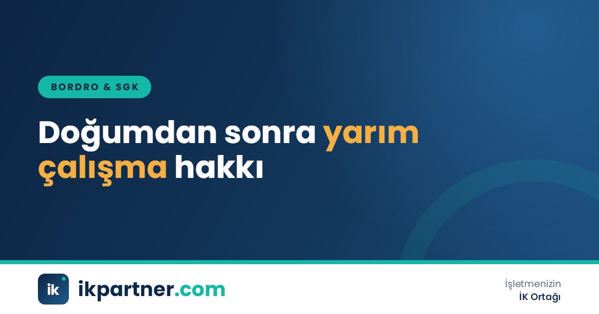 Bebek fotoğrafı bulunan çalışma masasında bilgisayar başında çalışan bir anne