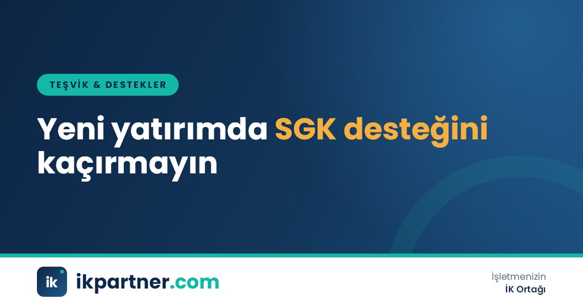İnşaatı süren yeni bir fabrika binası önünde proje planını inceleyen yöneticiler