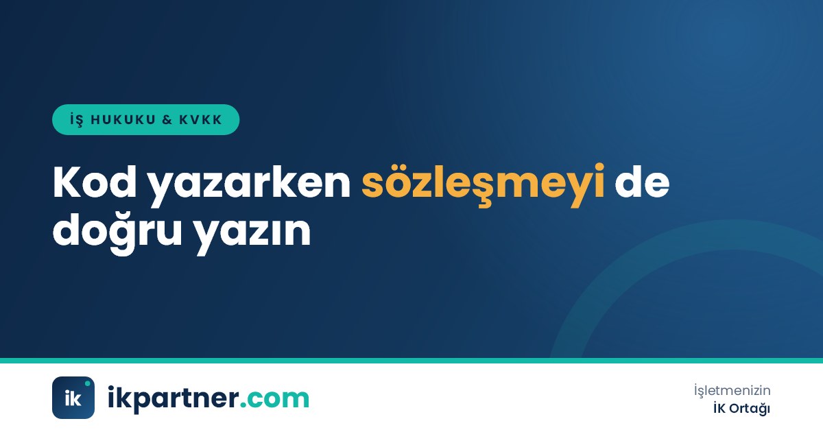 Birden fazla ekranda kod üzerinde çalışan yazılım geliştirici ekip