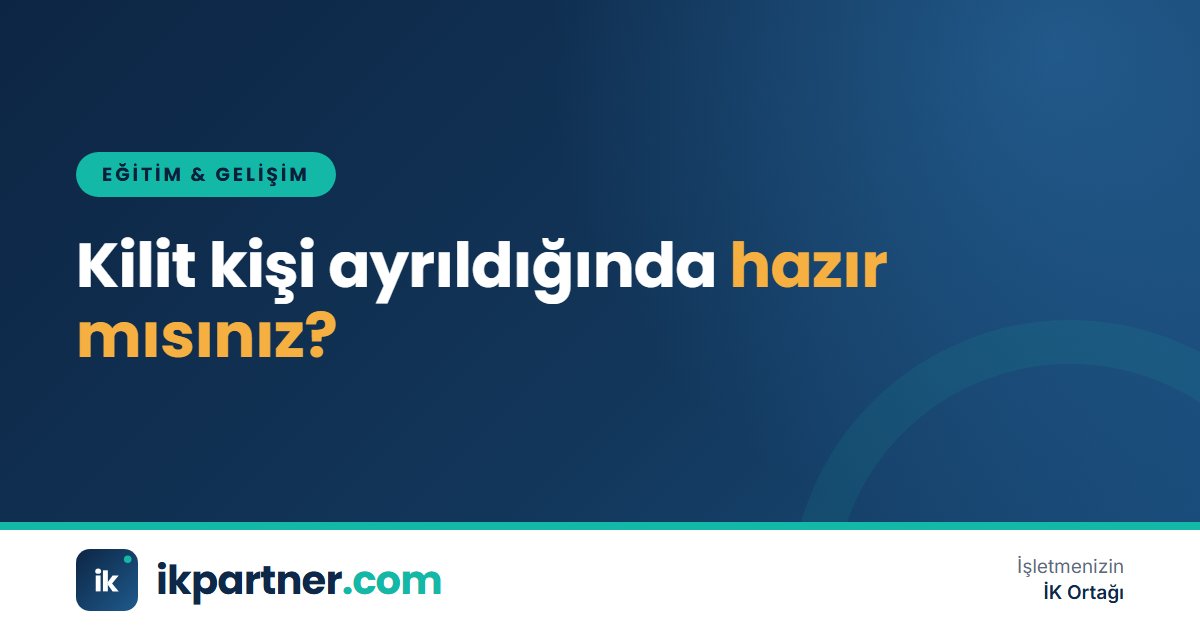 Organizasyon şeması üzerinde kritik pozisyonları ve yedek adayları işaretleyen yöneticiler