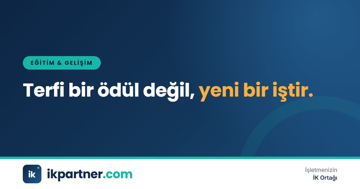 Yeni terfi etmiş bir yöneticinin ekibiyle ilk toplantısını yaptığı aydınlık bir ofis