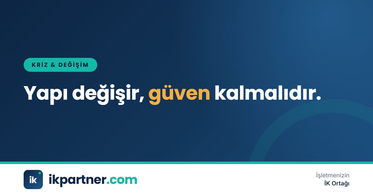 Yeni organizasyon şeması önünde ekibiyle sohbet eden ve onları dinleyen bir yönetici