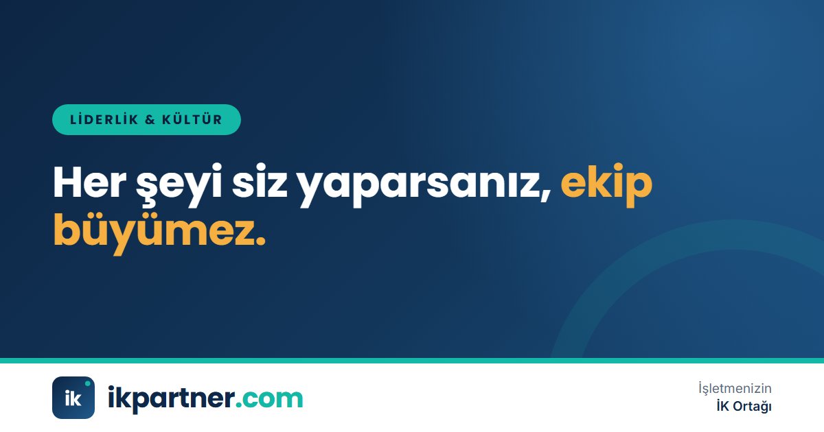 Masasındaki dosyaları ekip arkadaşına teslim eden ve görevi açıklayan bir yönetici