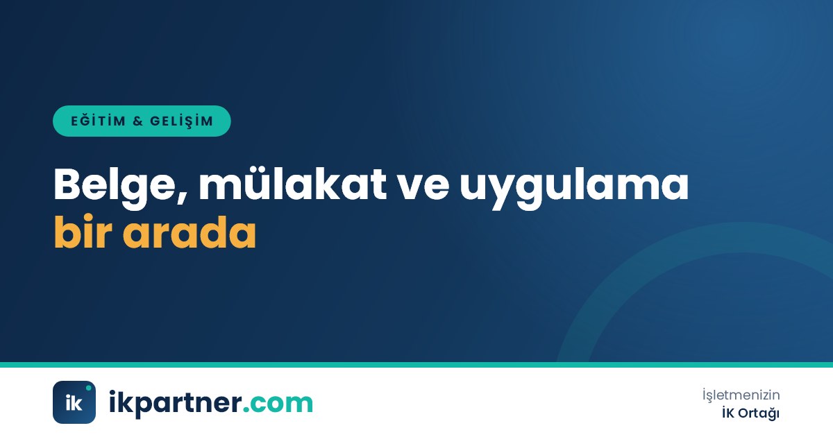 İşe alım uzmanının bir adayla mülakat yaparken masada mesleki yeterlilik belgesinin durduğu sahne