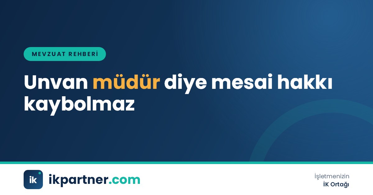 Akşam saatlerinde ofiste dizüstü bilgisayarla çalışan orta kademe bir yönetici