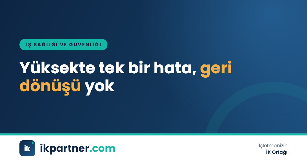 Korkuluklu iskele üzerinde tam vücut emniyet kemeri takmış çalışan bir inşaat işçisi