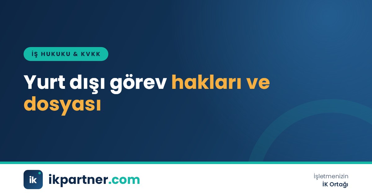 Havalimanında pasaport ve görevlendirme yazısıyla bekleyen, iş seyahatine çıkan çalışan