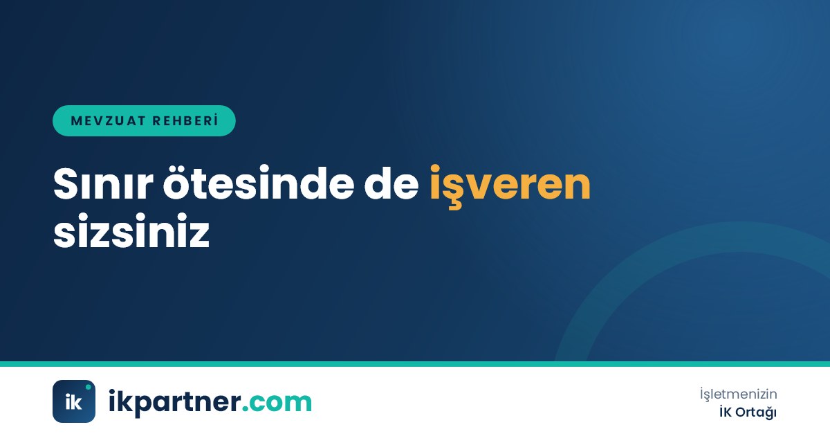 Yurt dışındaki bir şantiyede baret takmış Türk işçiler ve arka planda vinçler